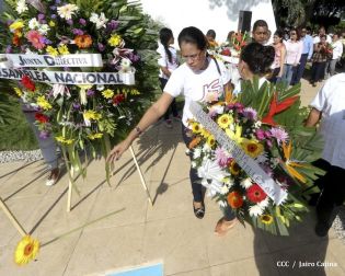 Pueblo coloca ofrendas florales en honor al Comandante Carlos Fonseca