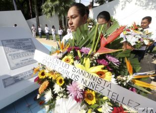 Pueblo coloca ofrendas florales en honor al Comandante Carlos Fonseca