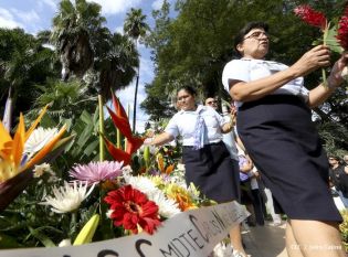 Pueblo coloca ofrendas florales en honor al Comandante Carlos Fonseca