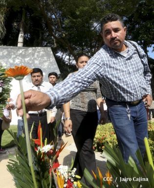 Pueblo coloca ofrendas florales en honor al Comandante Carlos Fonseca