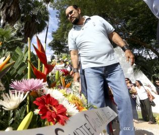 Pueblo coloca ofrendas florales en honor al Comandante Carlos Fonseca