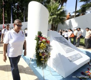 Pueblo coloca ofrendas florales en honor al Comandante Carlos Fonseca