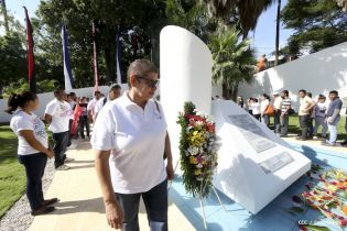 Pueblo coloca ofrendas florales en honor al Comandante Carlos Fonseca