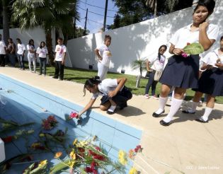 Pueblo coloca ofrendas florales en honor al Comandante Carlos Fonseca