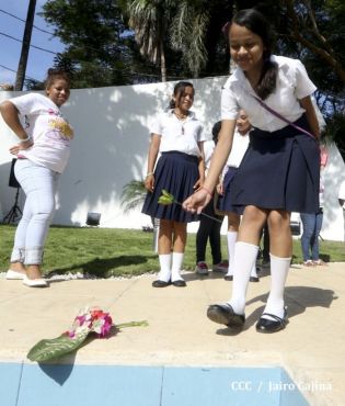 Pueblo coloca ofrendas florales en honor al Comandante Carlos Fonseca