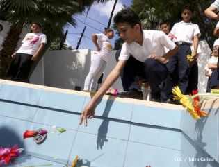 Pueblo coloca ofrendas florales en honor al Comandante Carlos Fonseca