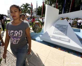 Pueblo coloca ofrendas florales en honor al Comandante Carlos Fonseca