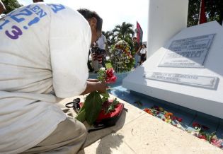 Pueblo coloca ofrendas florales en honor al Comandante Carlos Fonseca
