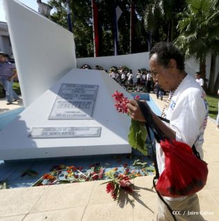 Pueblo coloca ofrendas florales en honor al Comandante Carlos Fonseca