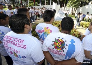Pueblo coloca ofrendas florales en honor al Comandante Carlos Fonseca