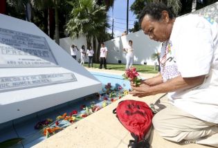 Pueblo coloca ofrendas florales en honor al Comandante Carlos Fonseca