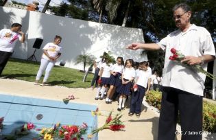 Pueblo coloca ofrendas florales en honor al Comandante Carlos Fonseca