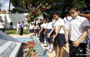 Pueblo coloca ofrendas florales en honor al Comandante Carlos Fonseca