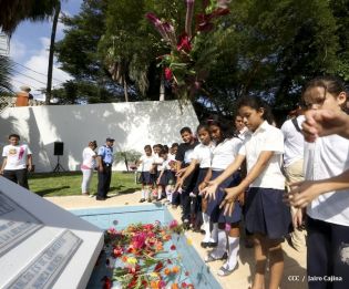 Pueblo coloca ofrendas florales en honor al Comandante Carlos Fonseca