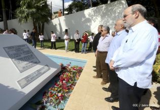 Pueblo coloca ofrendas florales en honor al Comandante Carlos Fonseca