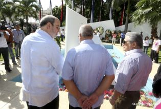 Pueblo coloca ofrendas florales en honor al Comandante Carlos Fonseca