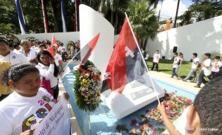 Pueblo coloca ofrendas florales en honor al Comandante Carlos Fonseca