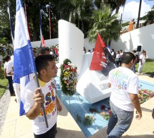 Pueblo coloca ofrendas florales en honor al Comandante Carlos Fonseca