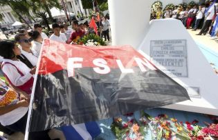Pueblo coloca ofrendas florales en honor al Comandante Carlos Fonseca