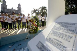 Pueblo coloca ofrendas florales en honor al Comandante Carlos Fonseca