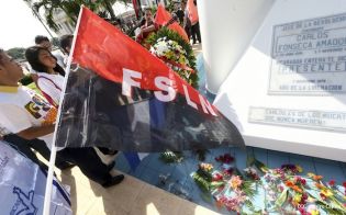 Pueblo coloca ofrendas florales en honor al Comandante Carlos Fonseca