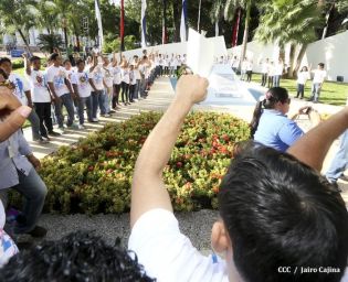 Pueblo coloca ofrendas florales en honor al Comandante Carlos Fonseca