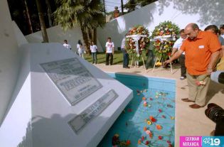 Pueblo coloca ofrendas florales en honor al Comandante Carlos Fonseca