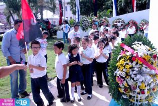 Pueblo coloca ofrendas florales en honor al Comandante Carlos Fonseca