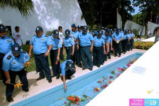 Pueblo coloca ofrendas florales en honor al Comandante Carlos Fonseca