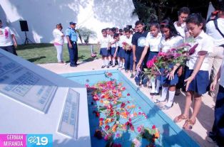 Pueblo coloca ofrendas florales en honor al Comandante Carlos Fonseca