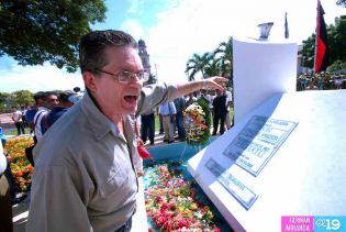 Pueblo coloca ofrendas florales en honor al Comandante Carlos Fonseca