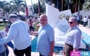 Pueblo coloca ofrendas florales en honor al Comandante Carlos Fonseca