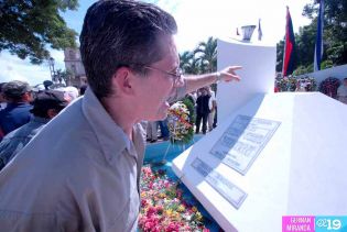 Pueblo coloca ofrendas florales en honor al Comandante Carlos Fonseca