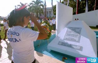 Pueblo coloca ofrendas florales en honor al Comandante Carlos Fonseca