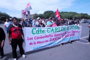 Pueblo coloca ofrendas florales en honor al Comandante Carlos Fonseca