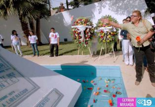 Pueblo coloca ofrendas florales en honor al Comandante Carlos Fonseca