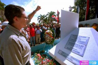 Pueblo coloca ofrendas florales en honor al Comandante Carlos Fonseca