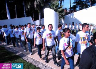 Pueblo coloca ofrendas florales en honor al Comandante Carlos Fonseca