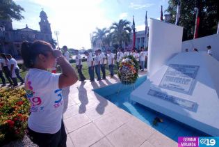 Pueblo coloca ofrendas florales en honor al Comandante Carlos Fonseca