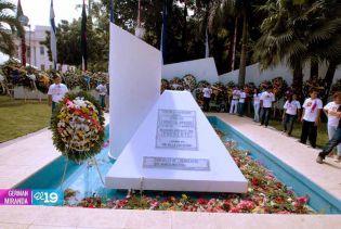 Pueblo coloca ofrendas florales en honor al Comandante Carlos Fonseca