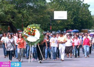 Pueblo coloca ofrendas florales en honor al Comandante Carlos Fonseca