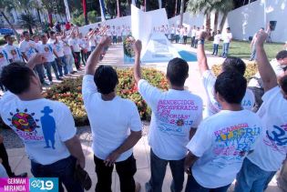 Pueblo coloca ofrendas florales en honor al Comandante Carlos Fonseca