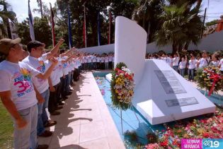 Pueblo coloca ofrendas florales en honor al Comandante Carlos Fonseca