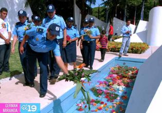 Pueblo coloca ofrendas florales en honor al Comandante Carlos Fonseca