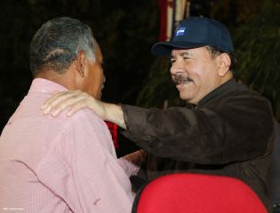 Daniel y Rosario rinden homenaje al Comandante Carlos Fonseca en el 37 Aniversario de su Tránsito a la Inmortalidad