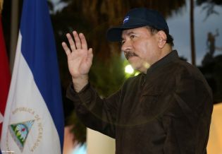 Daniel y Rosario rinden homenaje al Comandante Carlos Fonseca en el 37 Aniversario de su Tránsito a la Inmortalidad