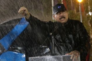 Daniel y Rosario rinden homenaje al Comandante Carlos Fonseca en el 37 Aniversario de su Tránsito a la Inmortalidad