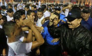 Daniel y Rosario rinden homenaje al Comandante Carlos Fonseca en el 37 Aniversario de su Tránsito a la Inmortalidad