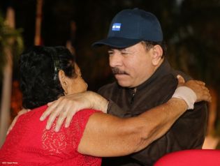 Daniel y Rosario rinden homenaje al Comandante Carlos Fonseca en el 37 Aniversario de su Tránsito a la Inmortalidad