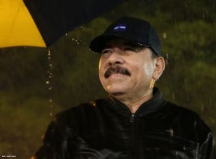 Daniel y Rosario rinden homenaje al Comandante Carlos Fonseca en el 37 Aniversario de su Tránsito a la Inmortalidad